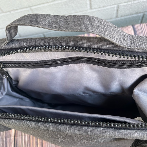 Case Logic FLXM-101 Reflexion Gray Cross Body Bag with Strap - Picture 5 of 9